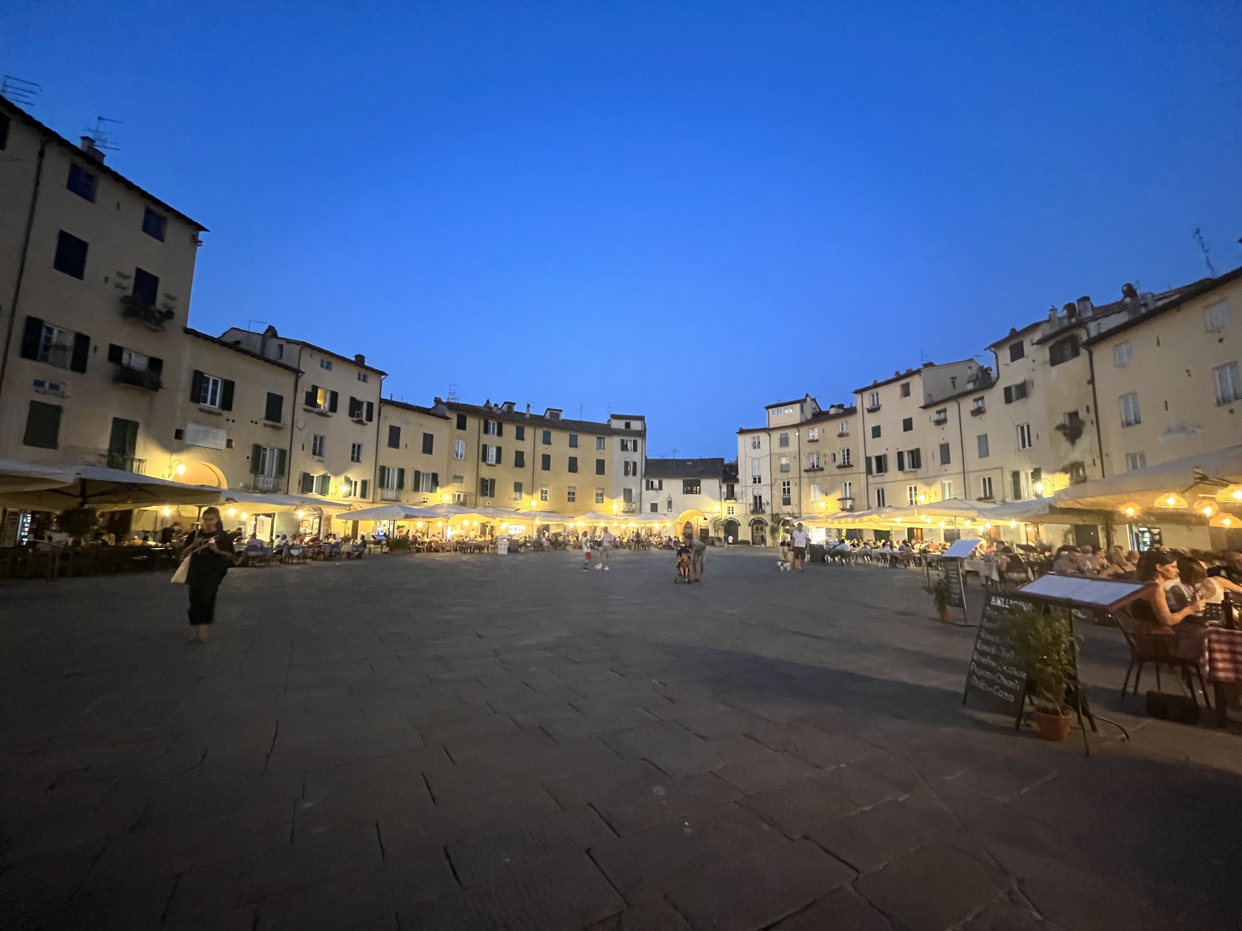 Lucca anfiteatro piazza