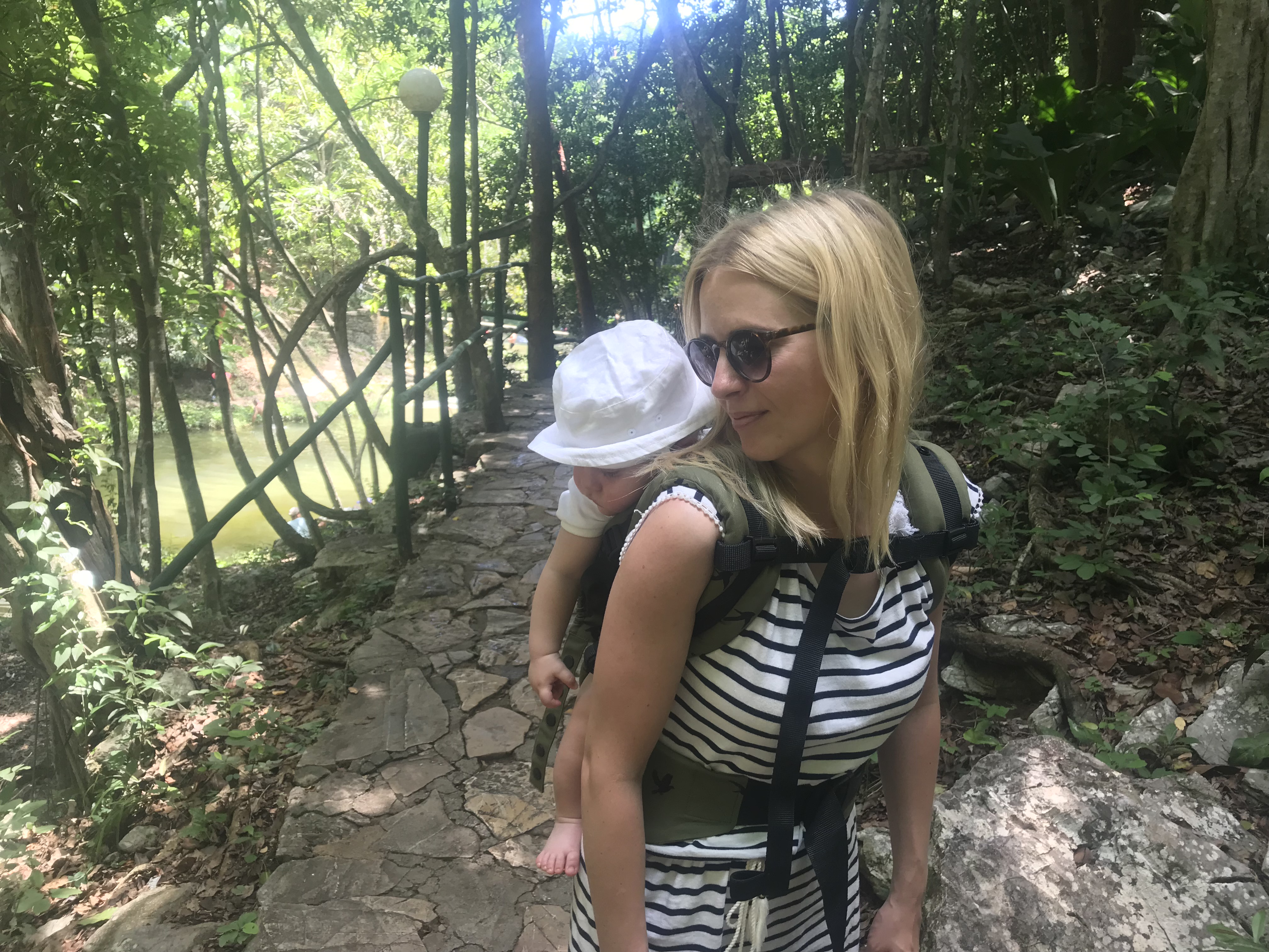 Baby bagage vliegreis reis wat meenemen travel essentials