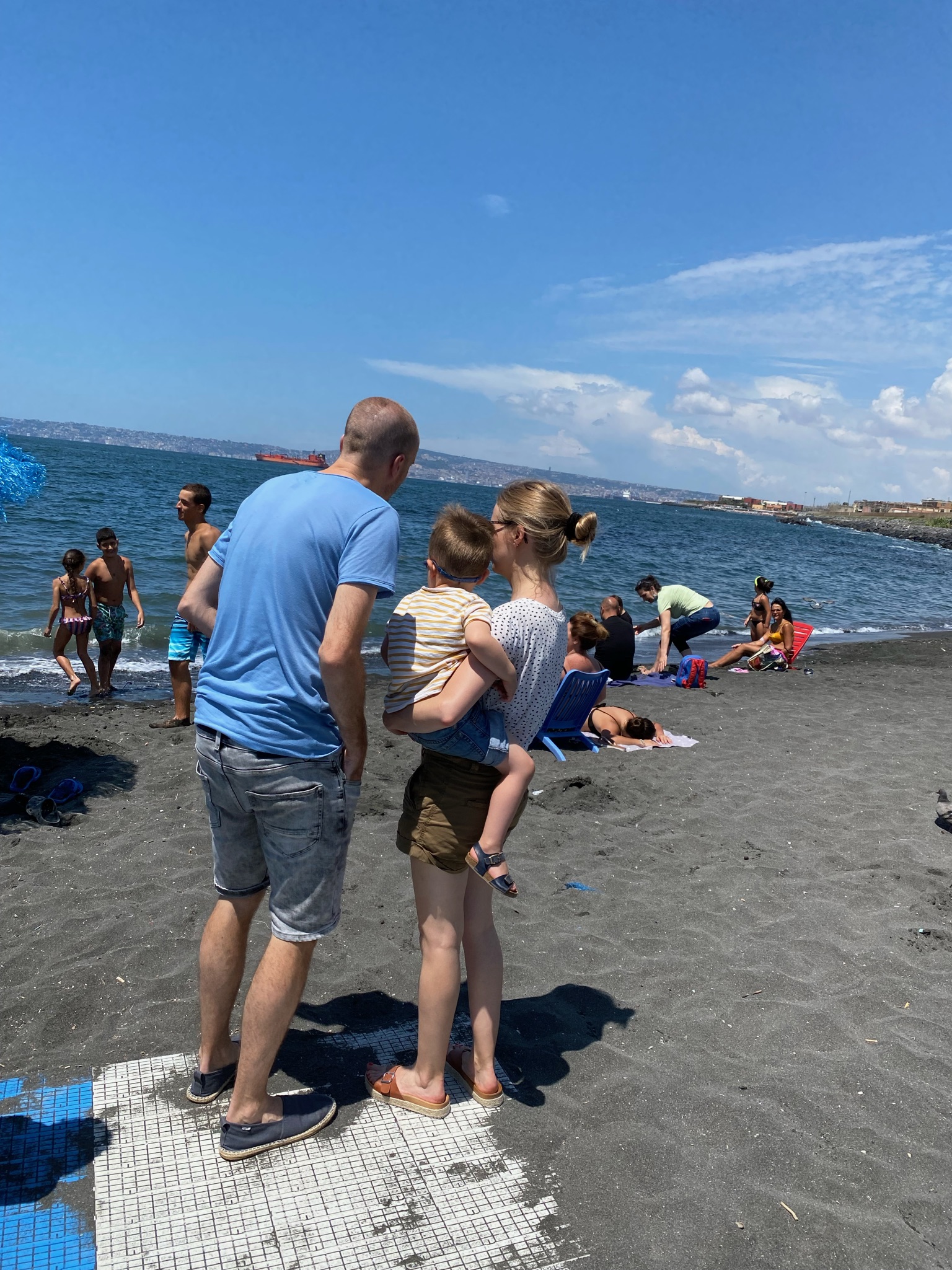 Publiek strand aan Angels Club Napels