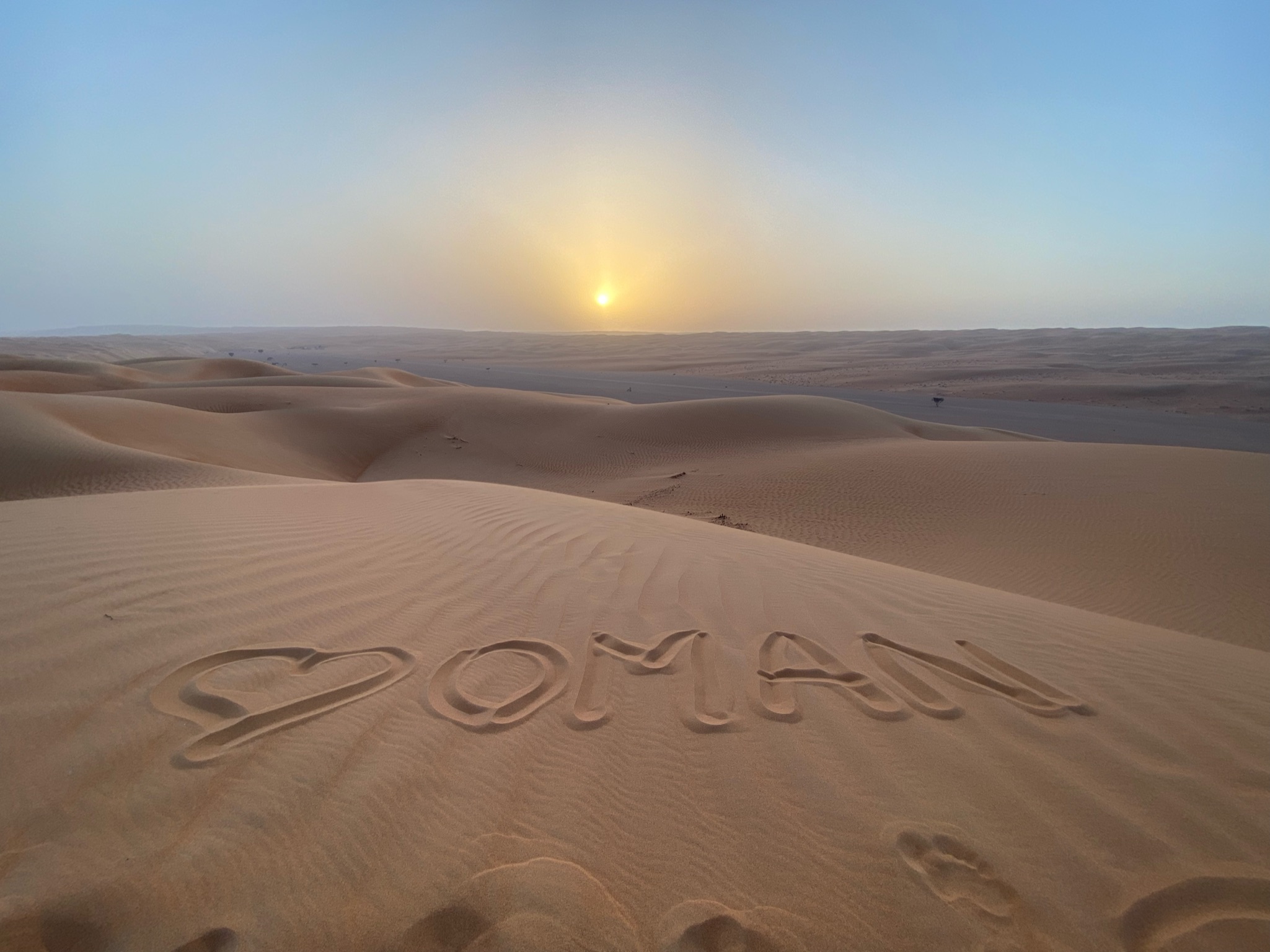 Oman zonsondergang woestijn