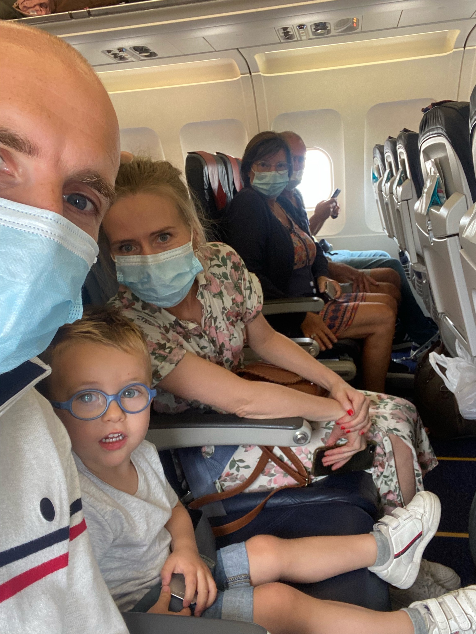 Vliegtuig met peuter vliegen naar Italië luchtvaartmaatschappij