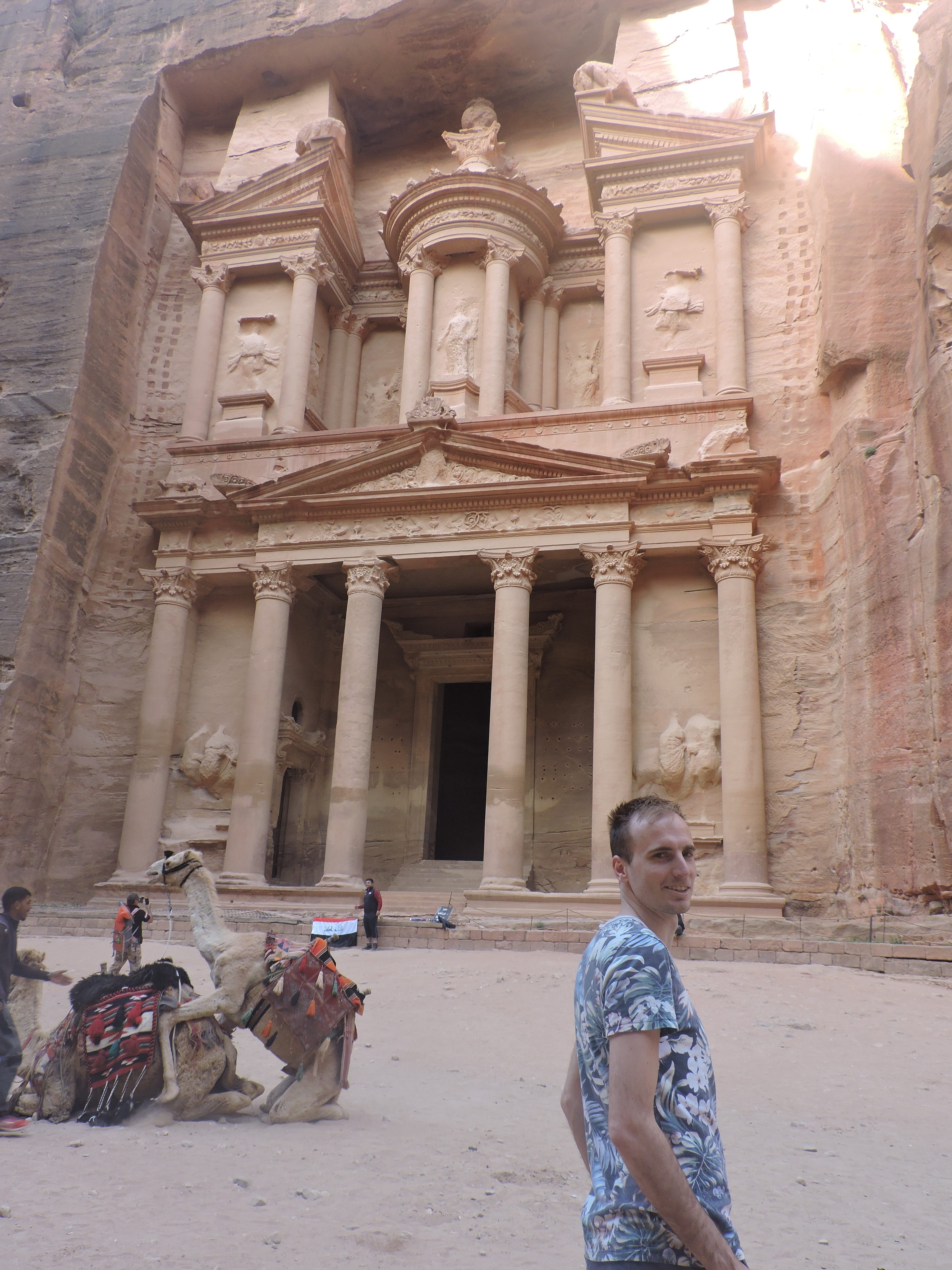 Treasury in Petra met kamelen