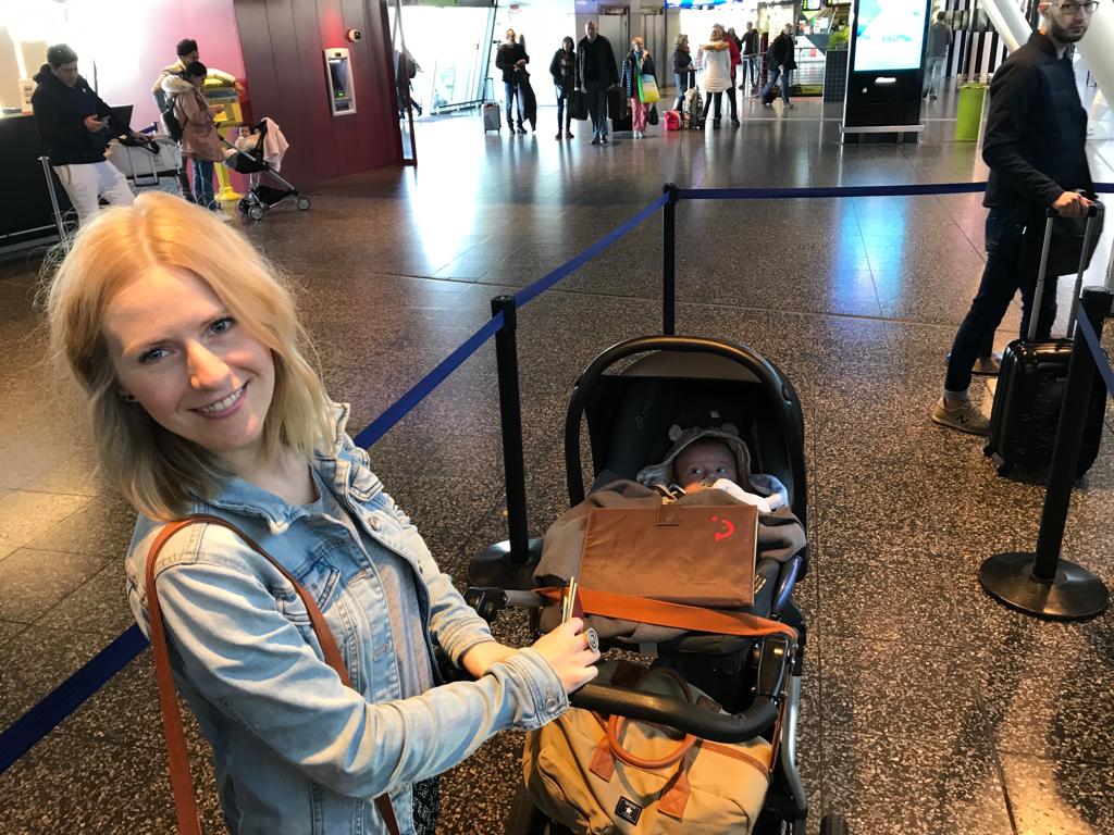 Baby bagage vliegreis reis wat meenemen travel essentials