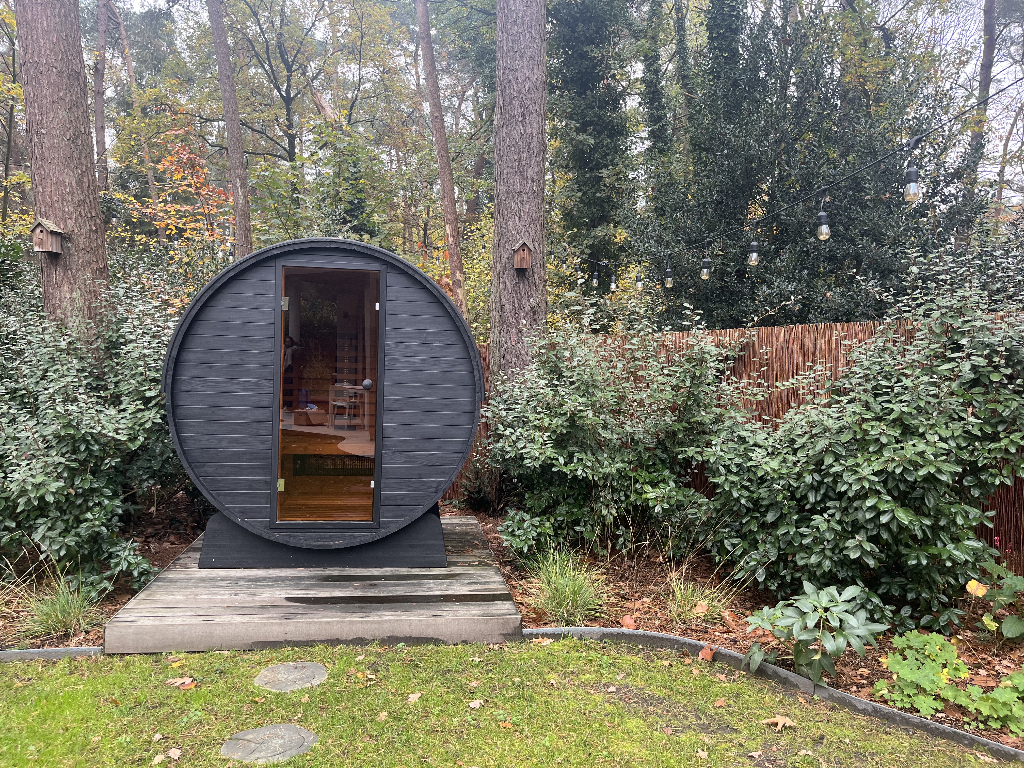 Sauna buiten in het bos in vakantiehuisje