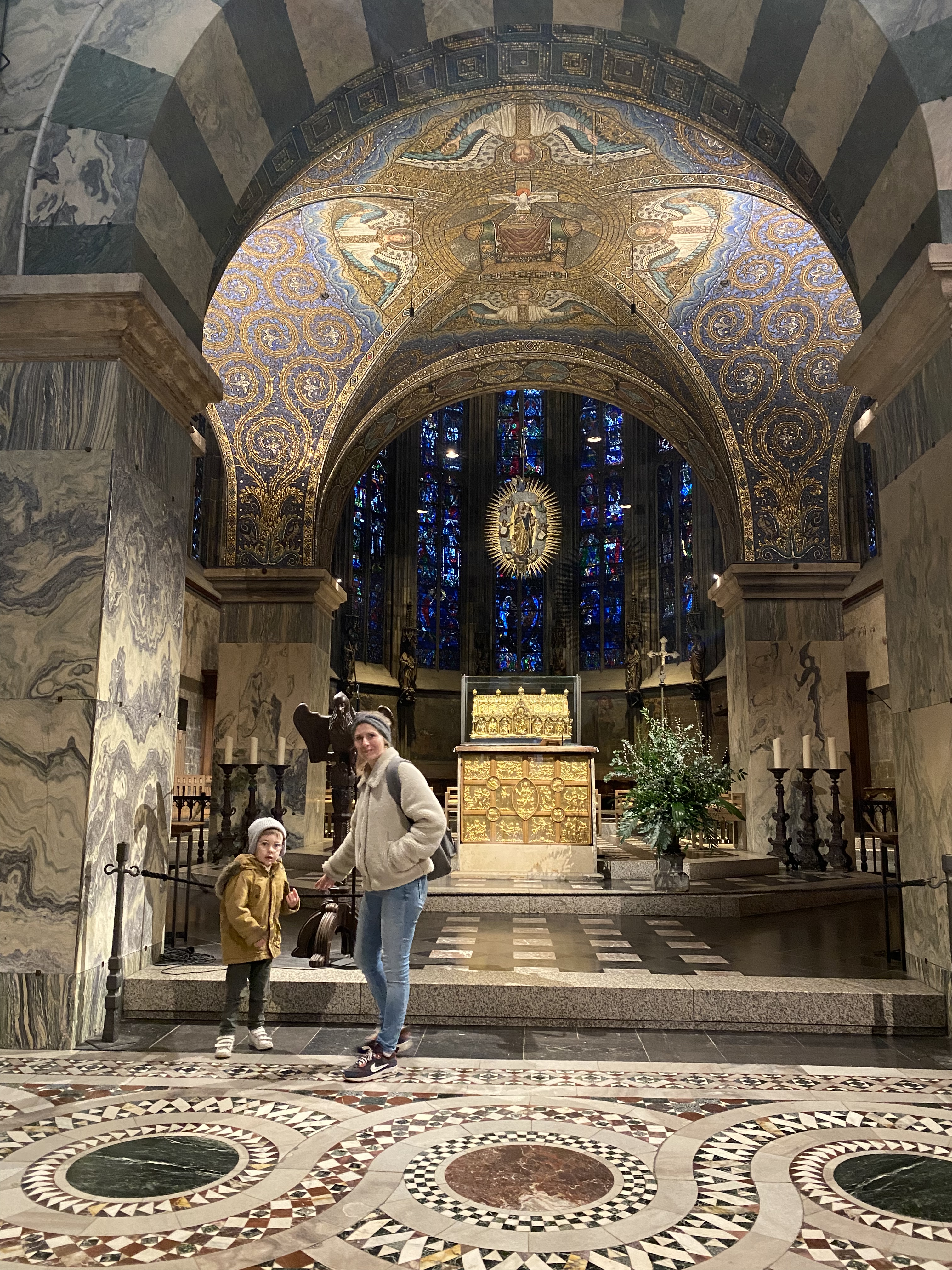 Aken met kinderen wandeling door centrum Dom